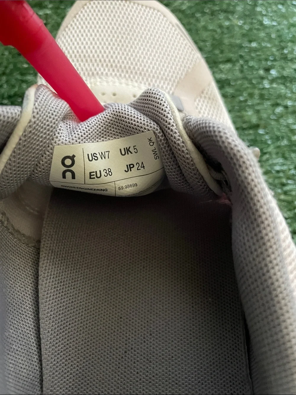 On Cloud 5 59-98899 Women's size 7 Running Sneakers Shoes Lily Frost